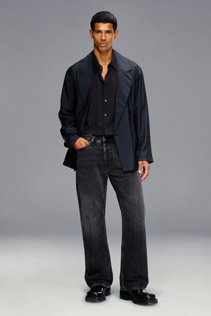 A relaxed, straight-leg fit with a mid-waist. Cool and classic.